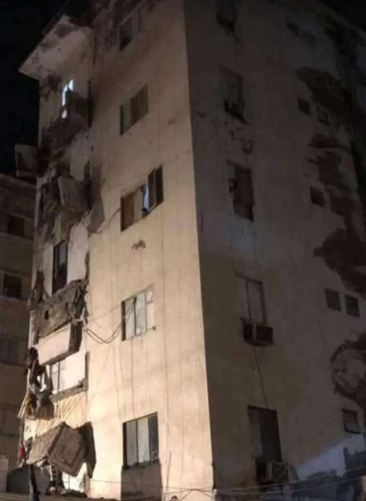 تحذيرات من انهيارات محتملة في مباني المعلا القديمة