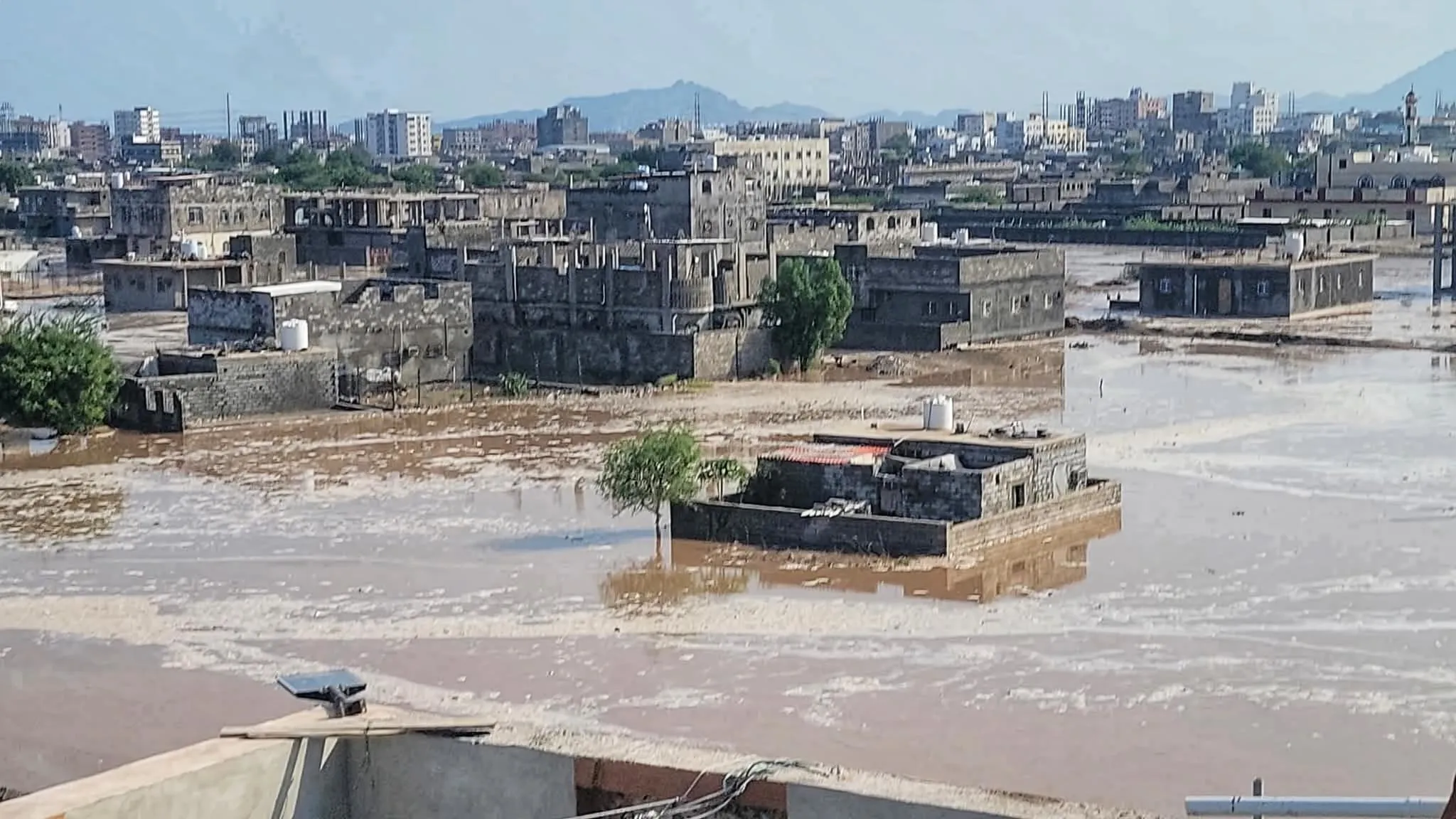 اليمن يتأثر بمنخفض جوي وتحذيرات من السيول والعواصف