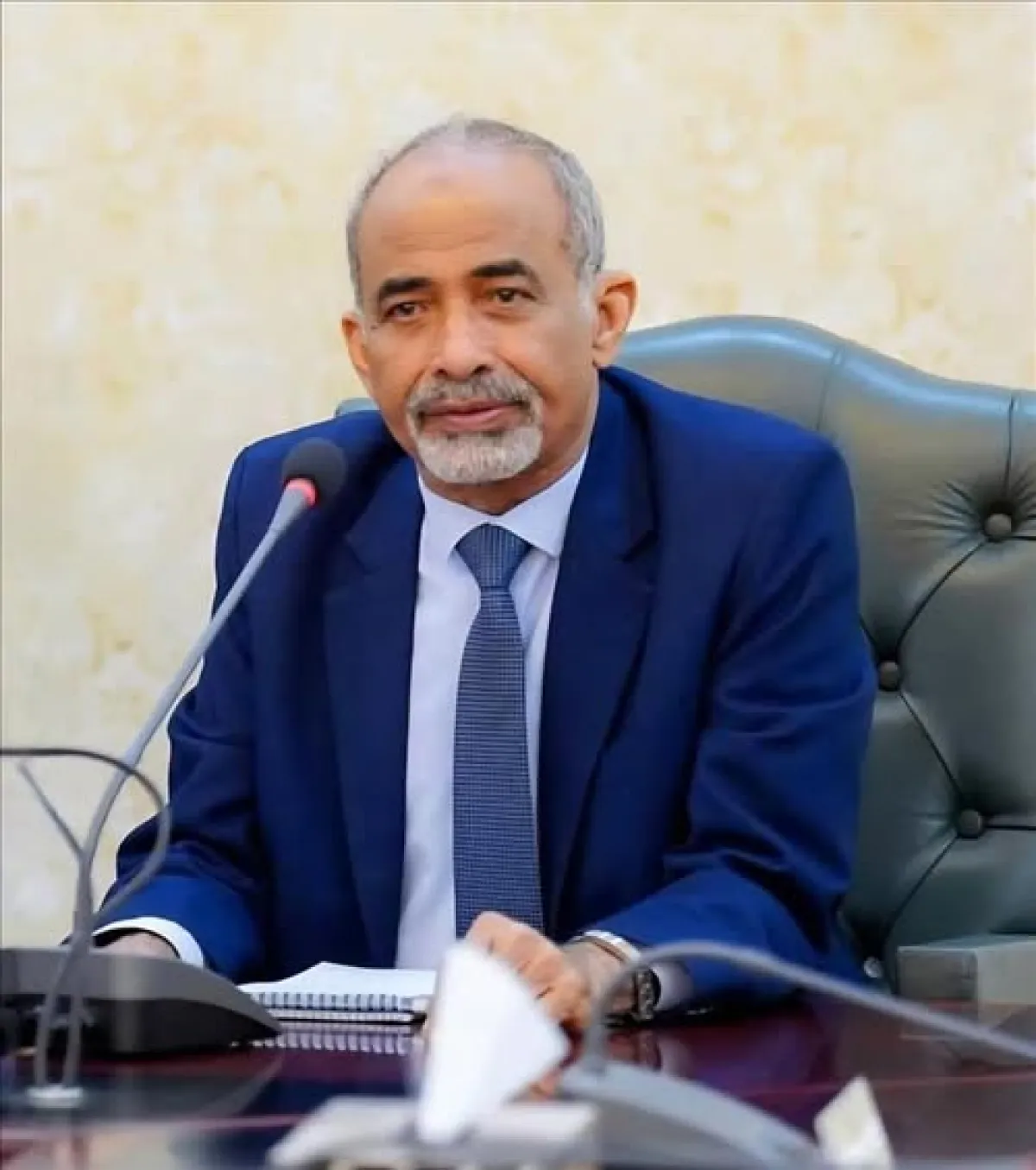 من هو القائد الشجاع الذي انتقد عدم رفع علم اليمن في المؤسسات الدولة و لم يجامل في تأريخه أبداً ؟