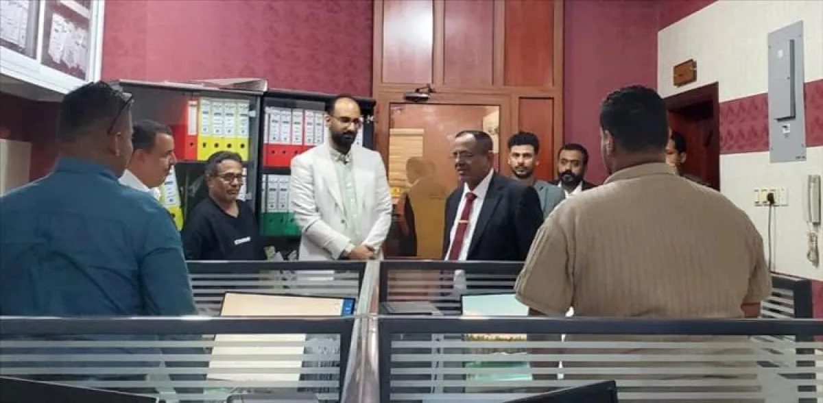 بن نهيد يطلع على سير الانضباط الوظيفي في هيئة الطيران المدني