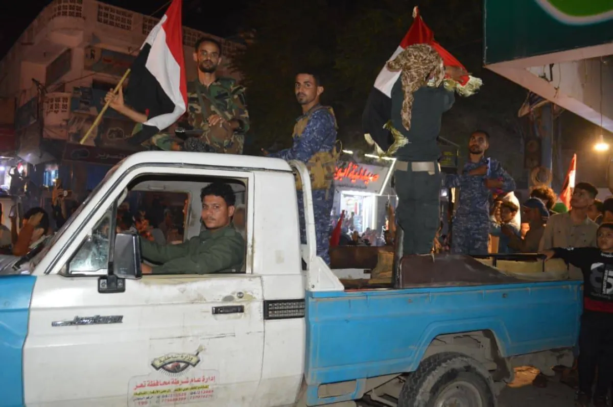 الداخلية تعلن ضبط 9 متهمين وتفكيك عملية تهريب 122 مهاجرًا أفريقيا في عدن