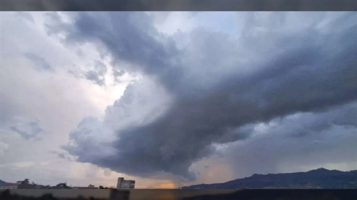 تحذير من أمطار رعدية واضطراب البحر وتوجيهات برفع الجاهزية لمواجهة التقلبات الجوية