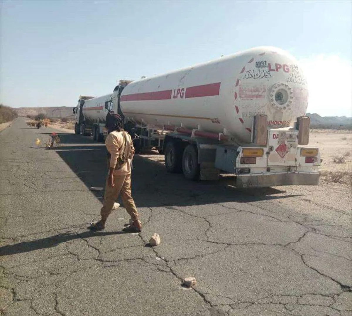 جنود يقطعون الطريق الدولي بين ابين وعدن ويحتجزون الناقلات والشاحنات