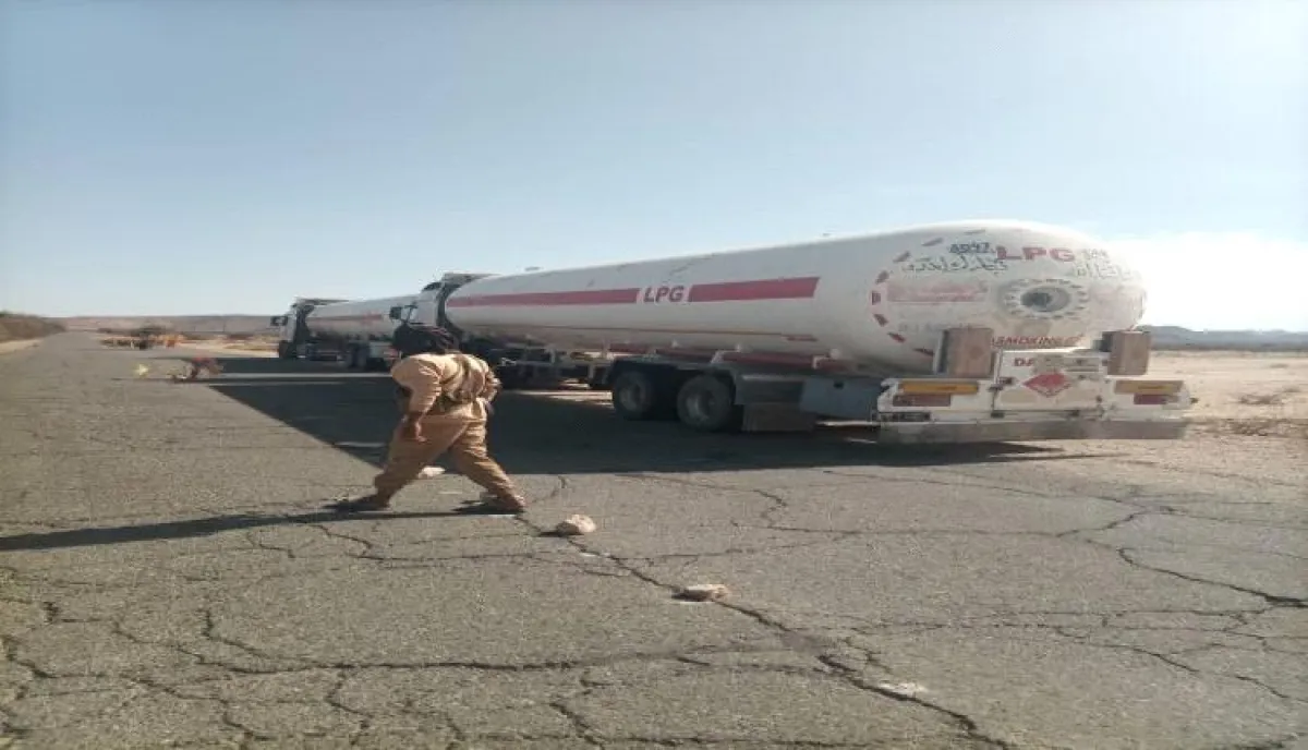 شرطة المهرة العسكرية تغلق الطريق الدولي للمطالبة برواتب متوقفة منذ 5 سنوات