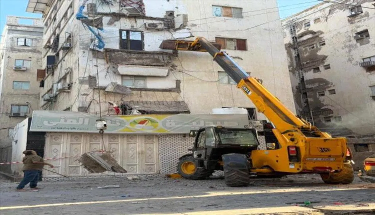عدن تتحرك عاجلاً لحماية السكان: إزالة كتل خطرة في عمارة مأرب