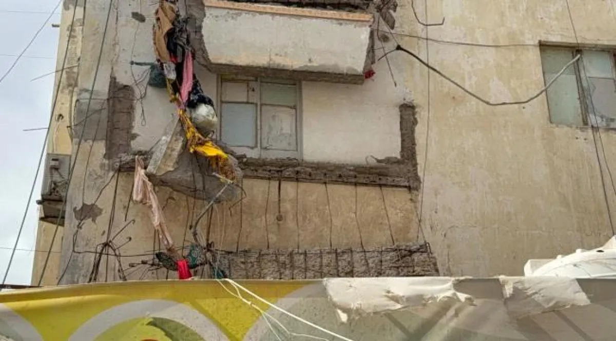 مدير المعلا يتفقد موقع "البلكونات" المنهارة