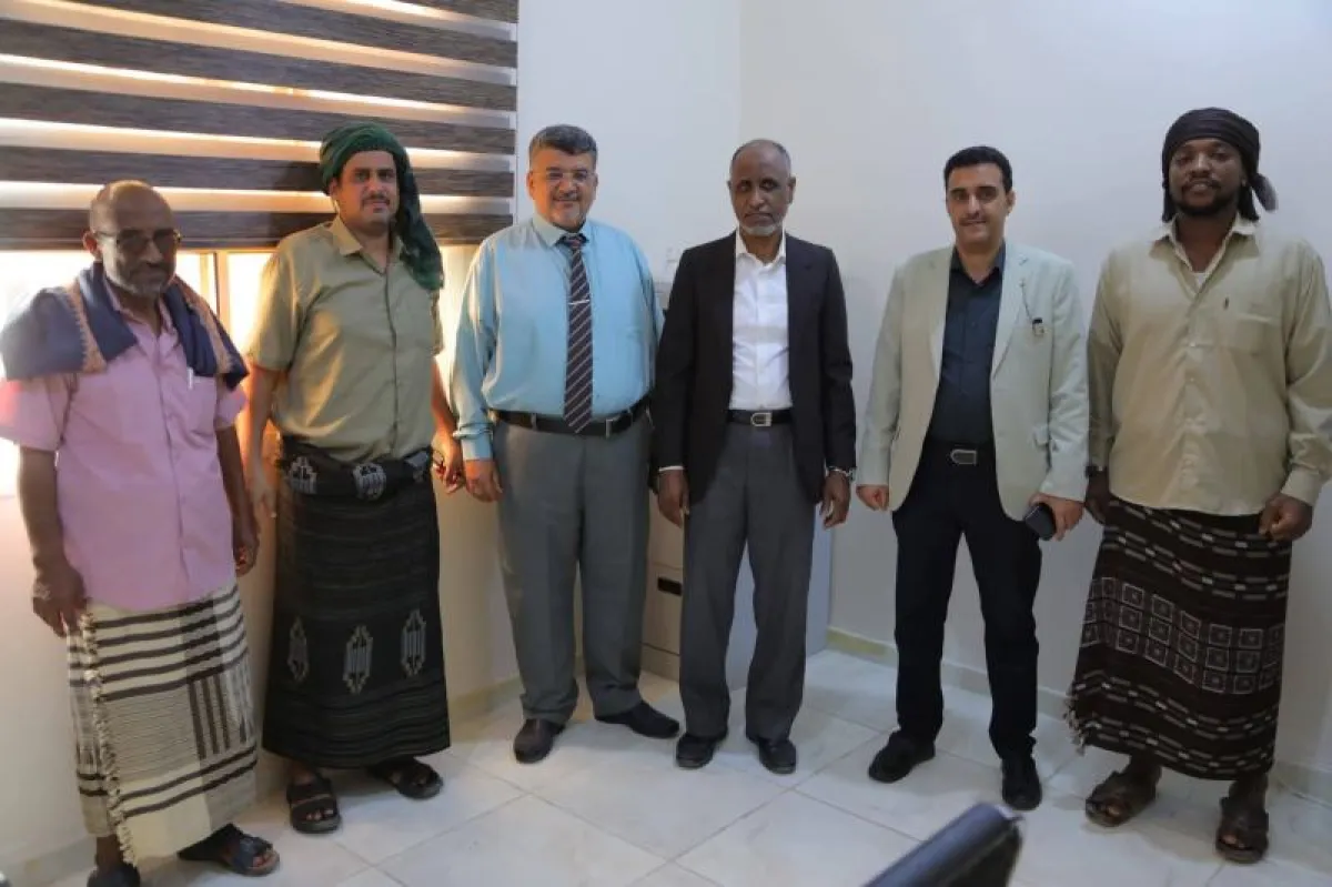 نائب رئيس الجامعة والأمين العام لجامعة المهرة يتفقدان الانضباط الوظيفي بعد إجازة عيد الفطر المبارك