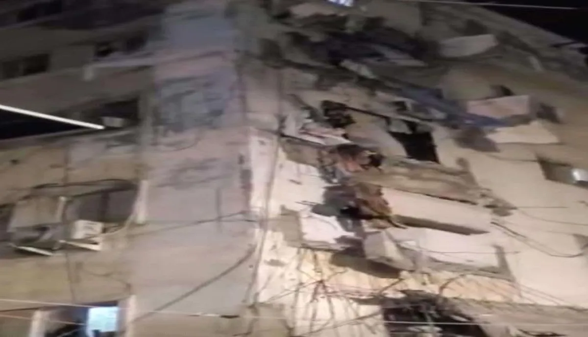 سقوط متتابع لبلكونات عمارة قديمة في المعلا بعدن يثير الذعر ومطالبات بتدخل عاجل