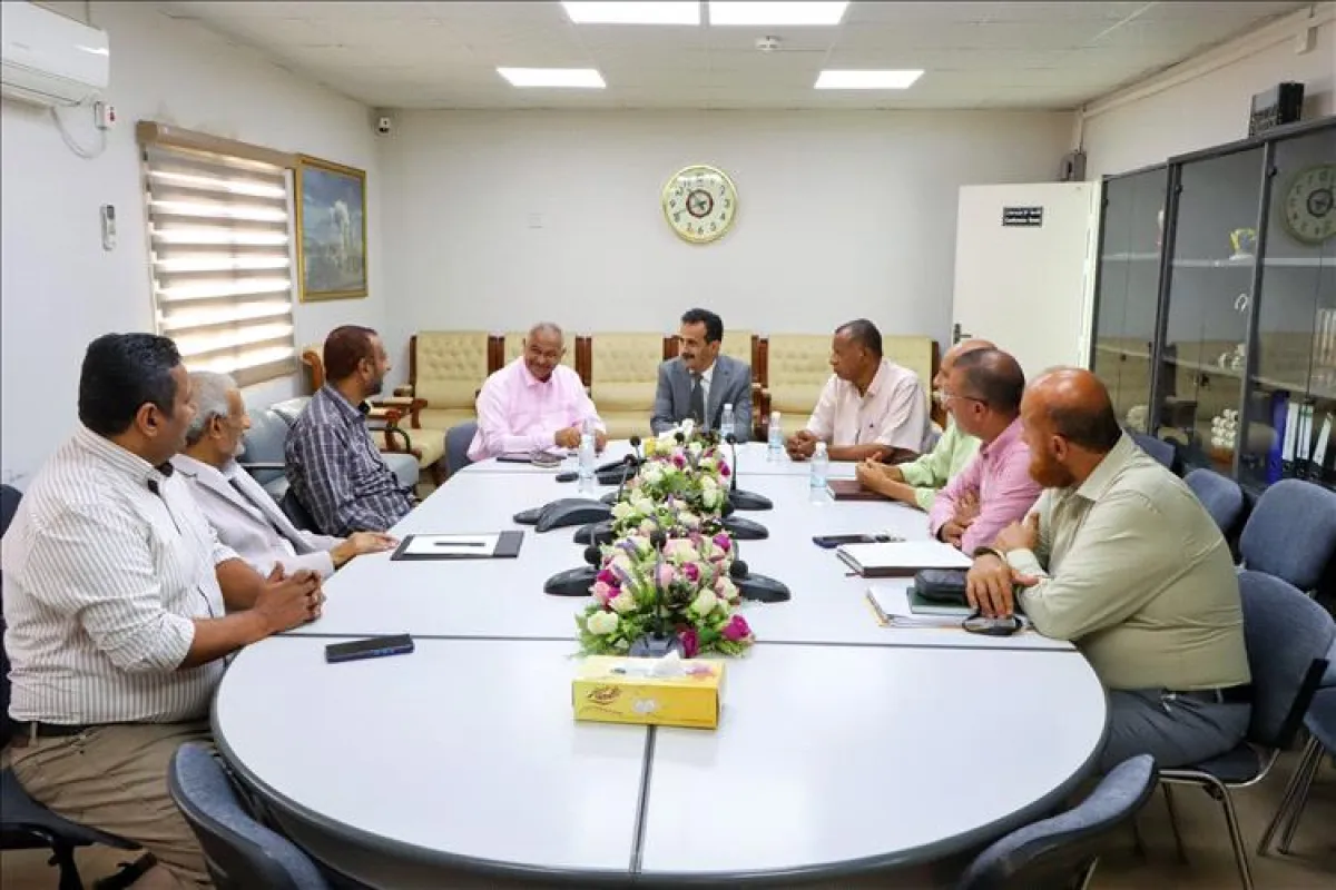 الوكيل المساعد لوزارة النفط يتفقد الانضباط الوظيفي في شركتي "مصافي عدن" و"الاستثمارات النفطية"