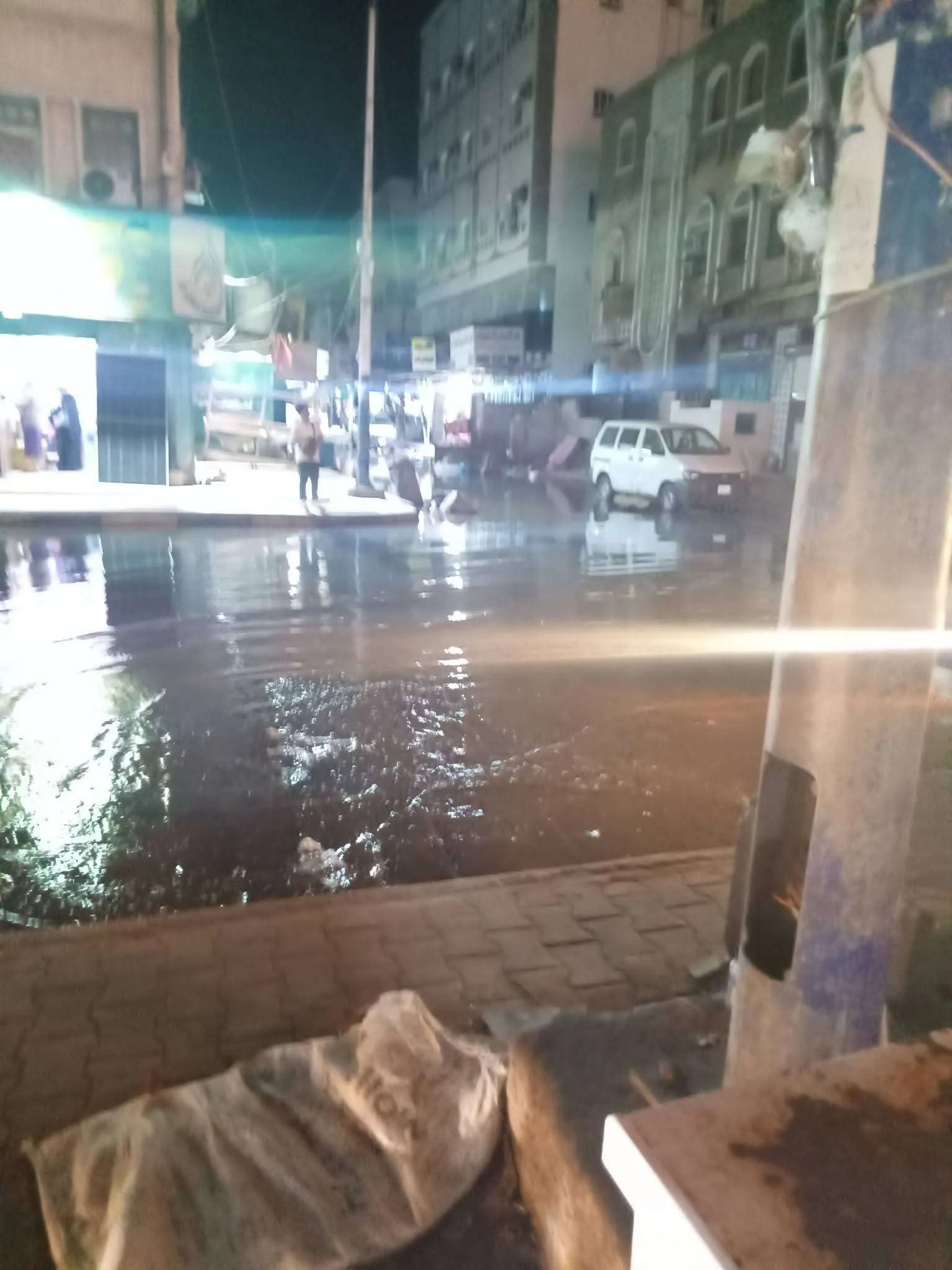 عاجل: انفجار مجاري يضرب الشوارع الليلة