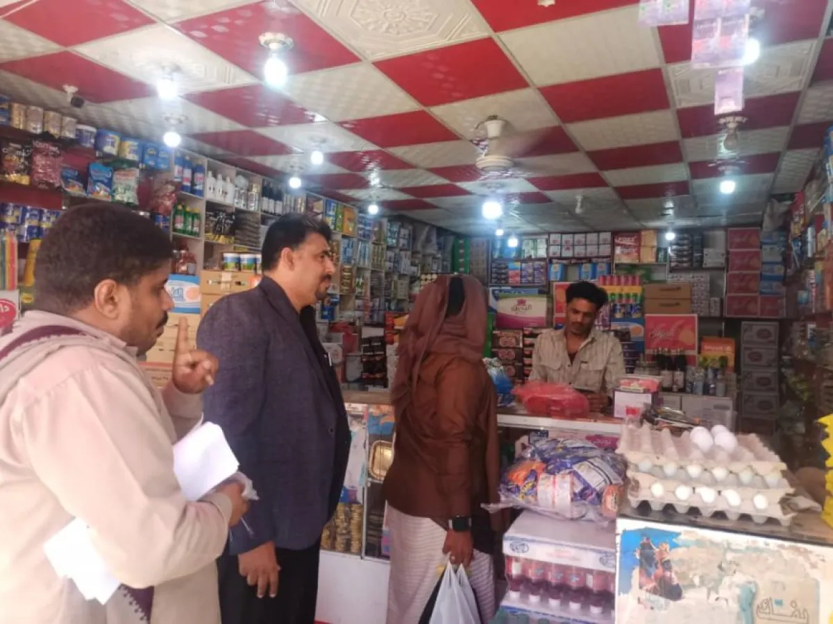 مكتب الصناعة بمحافظة أبين يضبط 8 مخالفات بعدم إشهار أسعار السلع في زنجبار