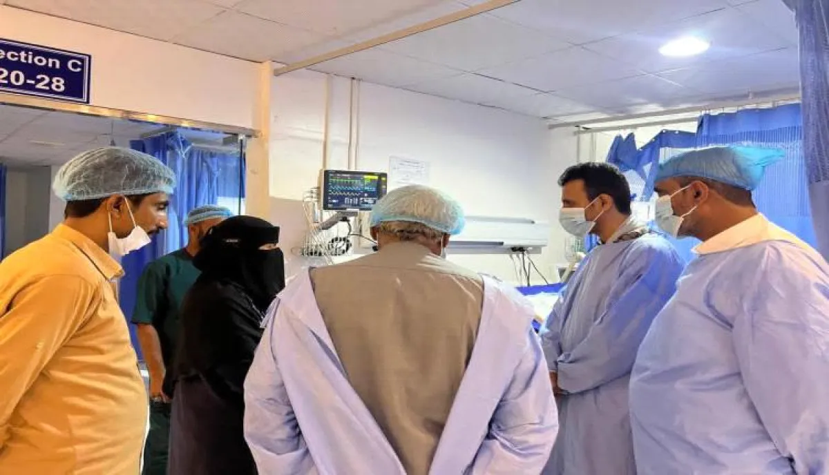 الوكيل الجيلاني يزور العميد المتقاعد عمر بادحيدوح المرشدي للاطمئنان على صحته