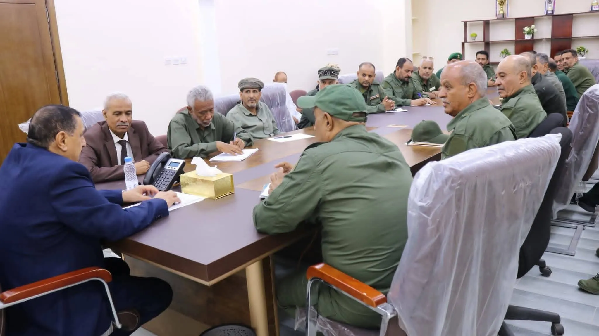 مدير أمن عدن يترأس اجتماعًا موسعًا لمدراء مراكز الشرطة ويشدد على تصعيد الحملات الأمنية وضبط الظواهر الخطرة.