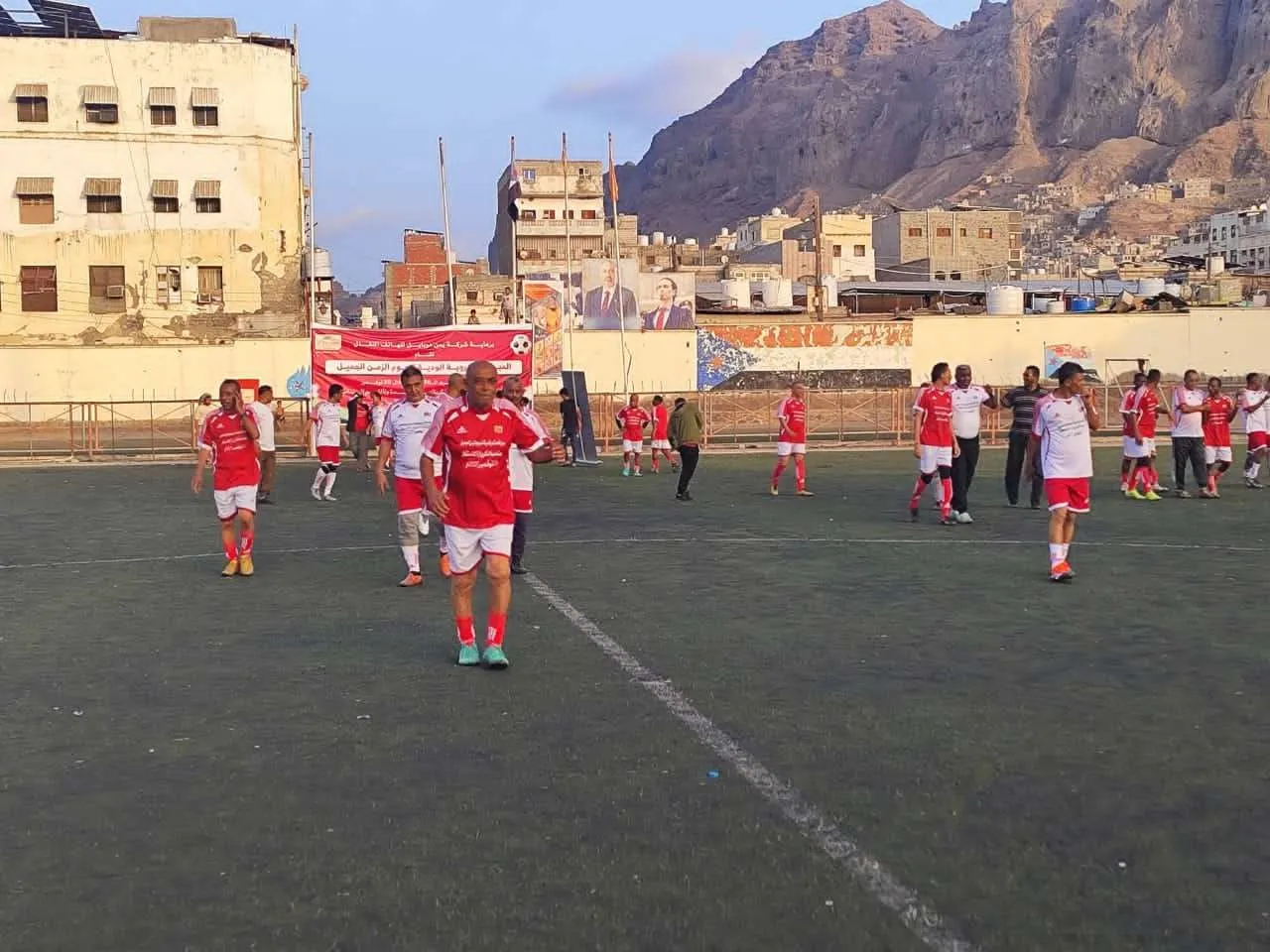 نجوم كرة القدم القدامى يجتمعون في لقاء ودي عصر اليوم