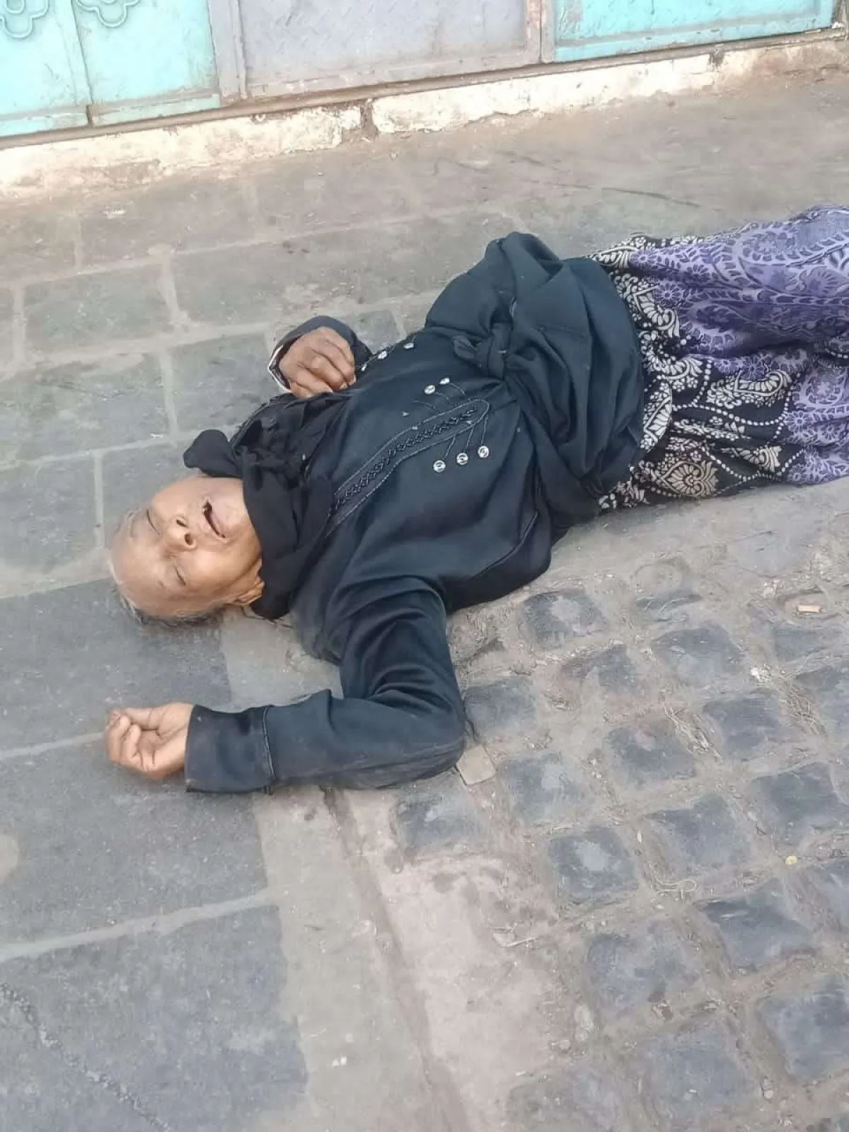 حالة إنسانية مؤلمة في كريتر.. امرأة ملقاة على الأرض دون استجابة