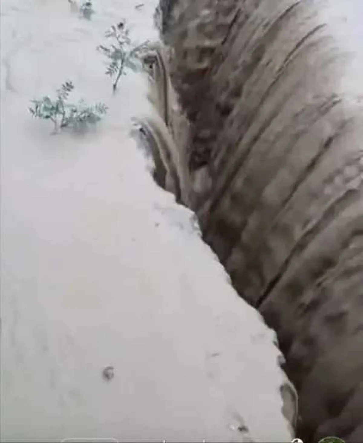 انشقاق أرضي مرعب يضرب ”جبل حبشي” بتعز والأهالي يصفون المشهد بـ ”غير المسبوق”