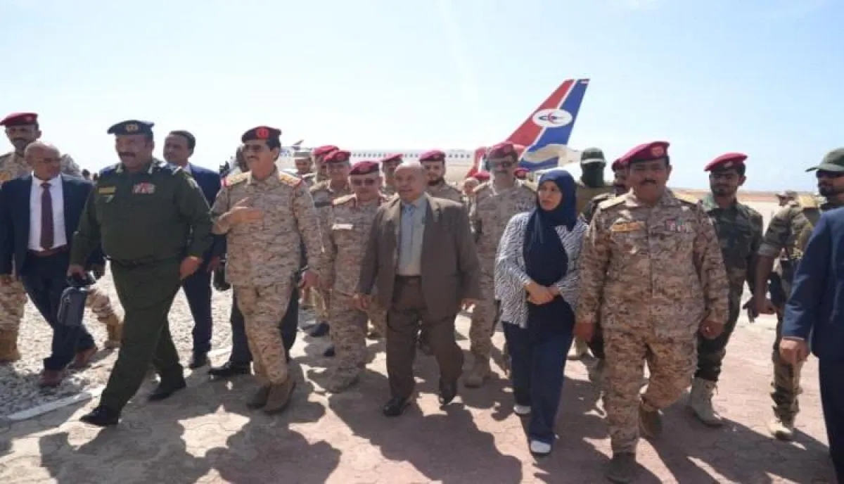 في أول تحرك له.. وزير الدفاع العقيلي يصل حضرموت على رأس وفد حكومي