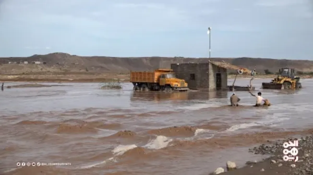 العليمي يتابع أوضاع متضرري الأمطار مع طارق صالح ويشيد بتدخلات المقاومة الوطنية