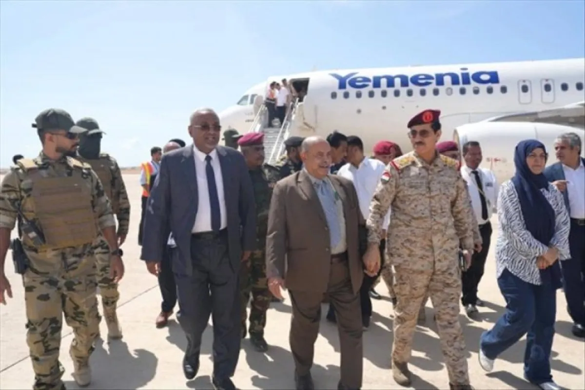 وزير الدفاع ووفد حكومي يصل المكلا لبحث الملفات العسكرية والأمنية والتنموية في حضرموت