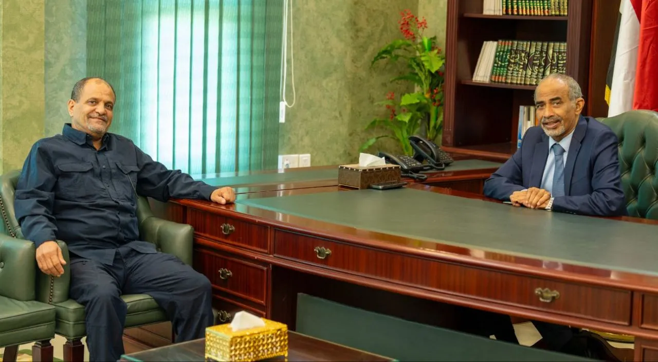 الفريق محمود الصبيحي يلتقي في قصر معاشيق اللواء شلال شايع ويؤكد على توحيد القرار الأمني وإعطاء ملف مكافحة الإرهاب الأولوية
