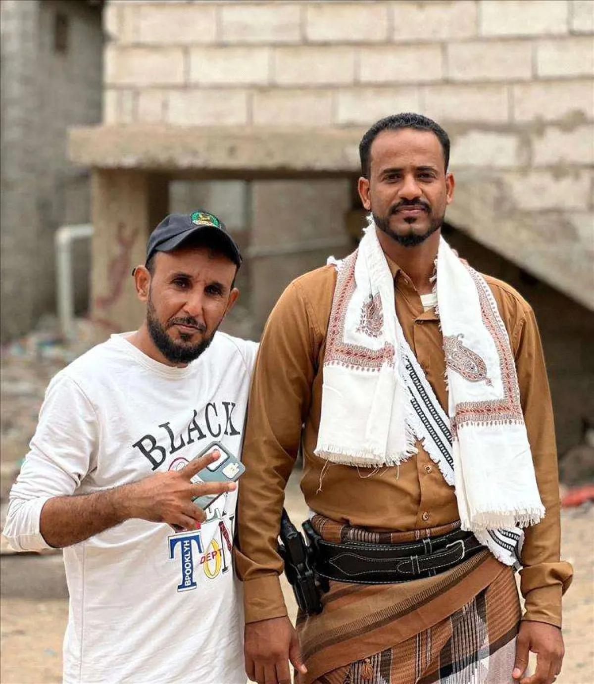 من هو الجندي الذي وقف ثابت امام عناصر الانتقالي التي استفزته لاطلاق النار عليها في عدن الا انه تعامل باحترام كبير