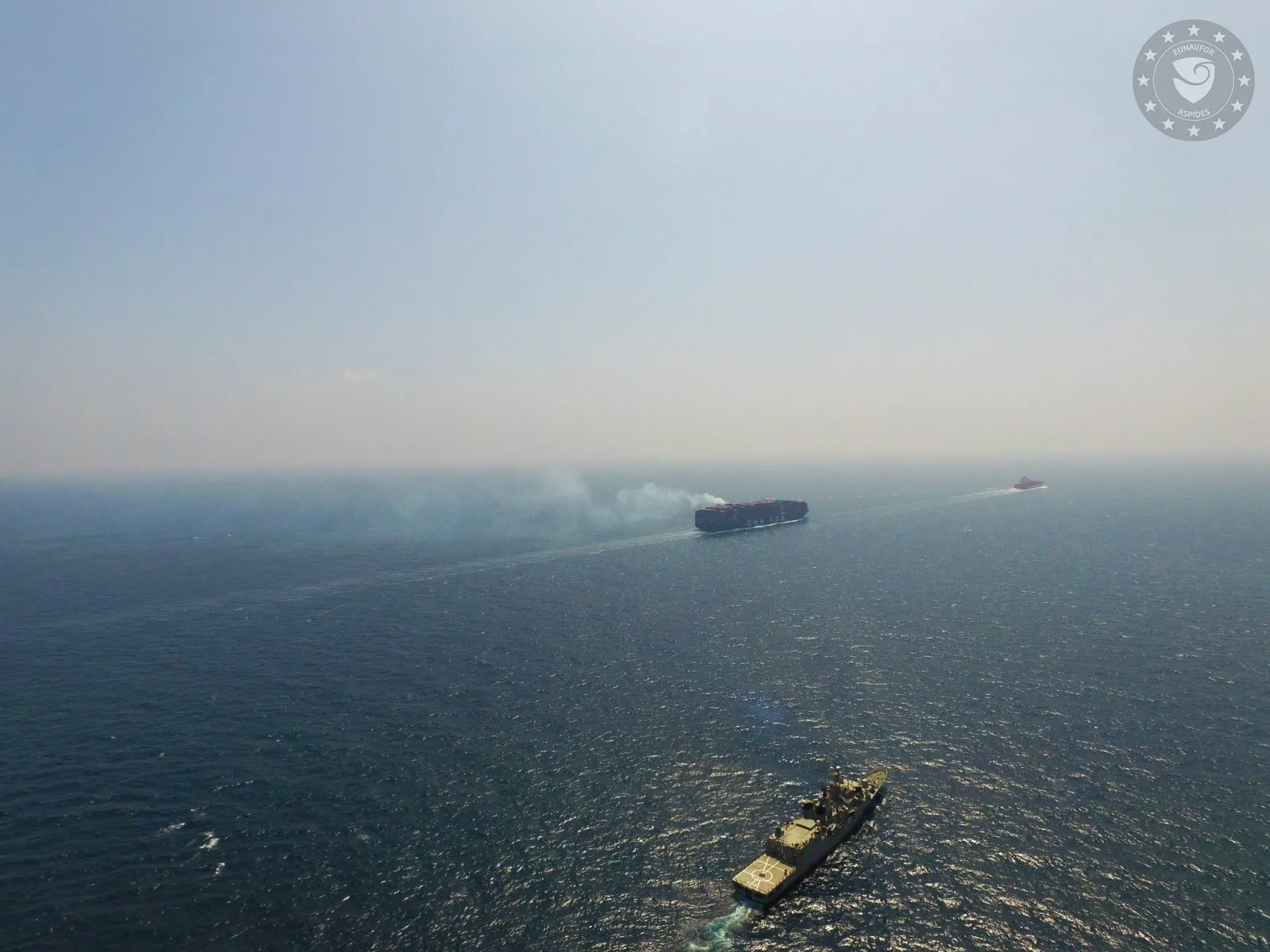 الاتحاد الأوروبي يؤمن مرور السفن التجارية في البحر الأحمر عبر فرقاطة يونانية