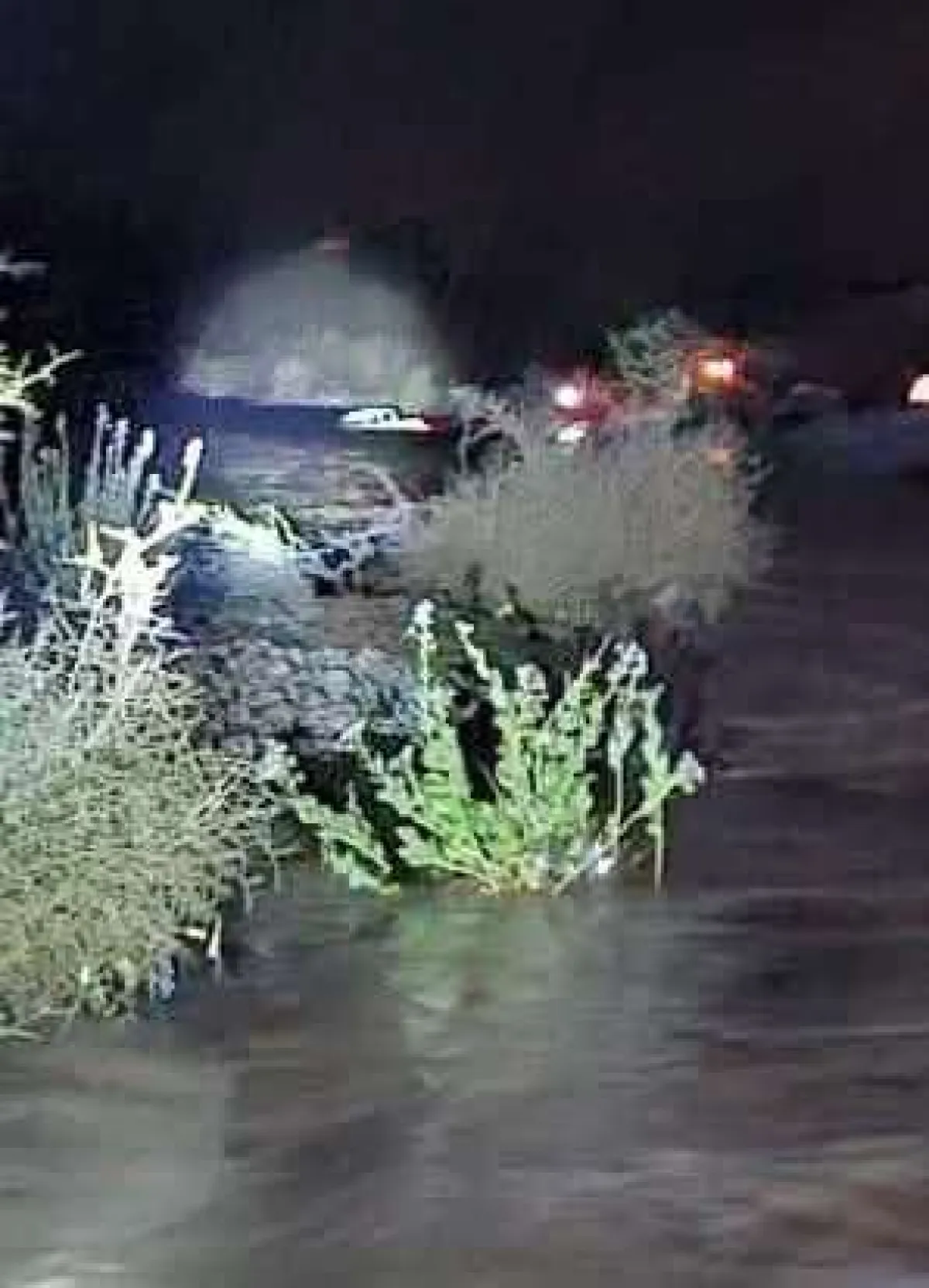 السيل يجرف سيارة قبل قليل