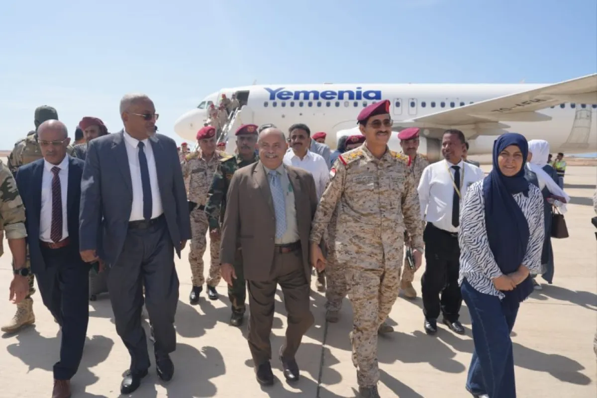 عضو مجلس القيادة محافظ حضرموت يستقبل وفدًا حكوميًا رفيعًا في المكلا