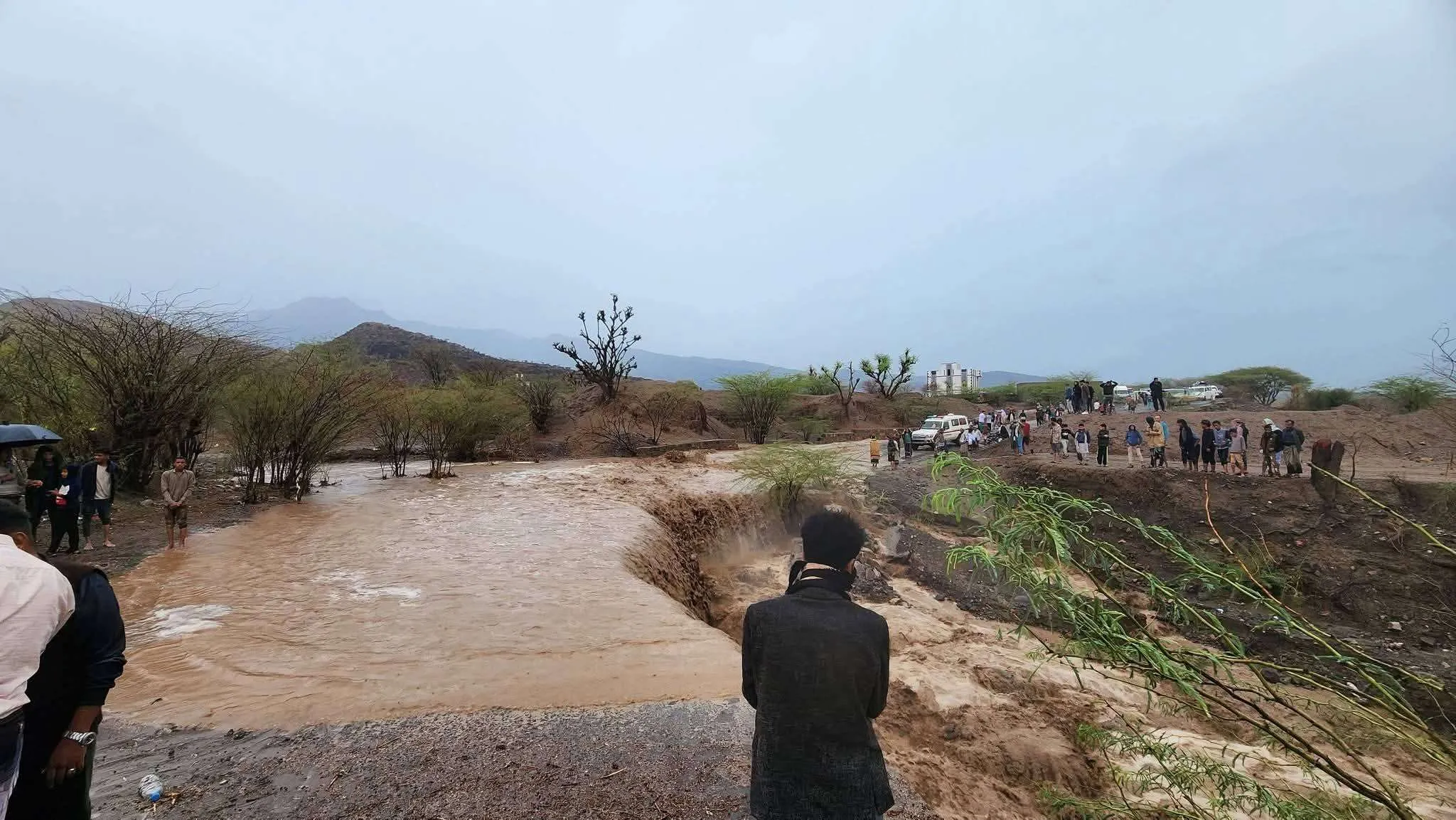 شاهد بالصور.. قطع الطريق الرابط بين تعز والمخا لهذا السبب