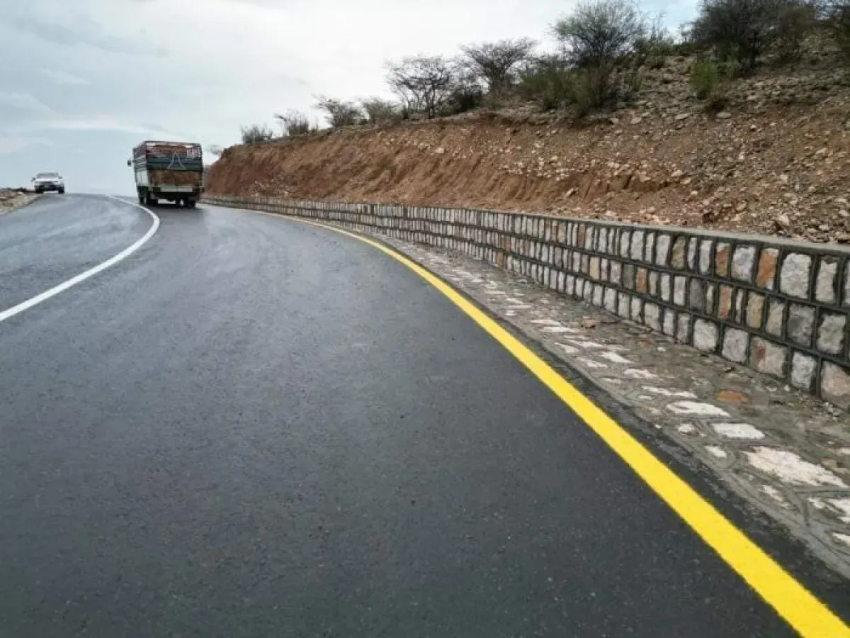 استئناف حركة السير بين المخا وتعز بعد انحسار السيول