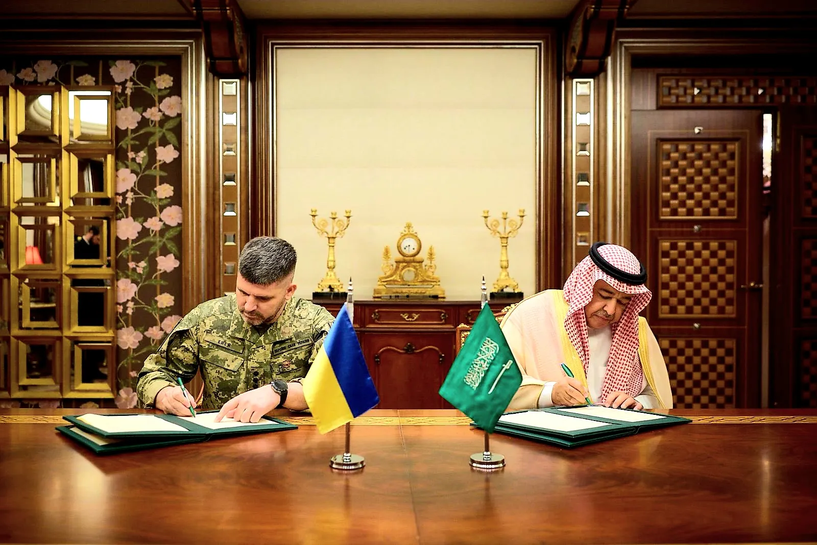 السعودية وأوكرانيا توقعان اتفاقية مشتريات دفاعية لتعزيز التصدي للمسيّرات