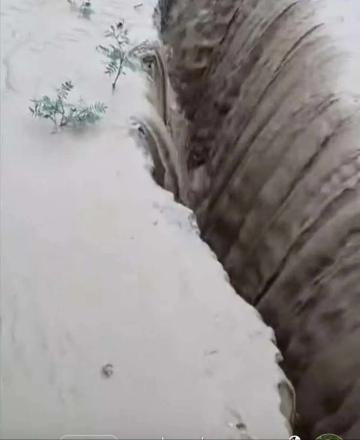 انشقاق أرضي مفاجئ يثير الهلع بين السكان