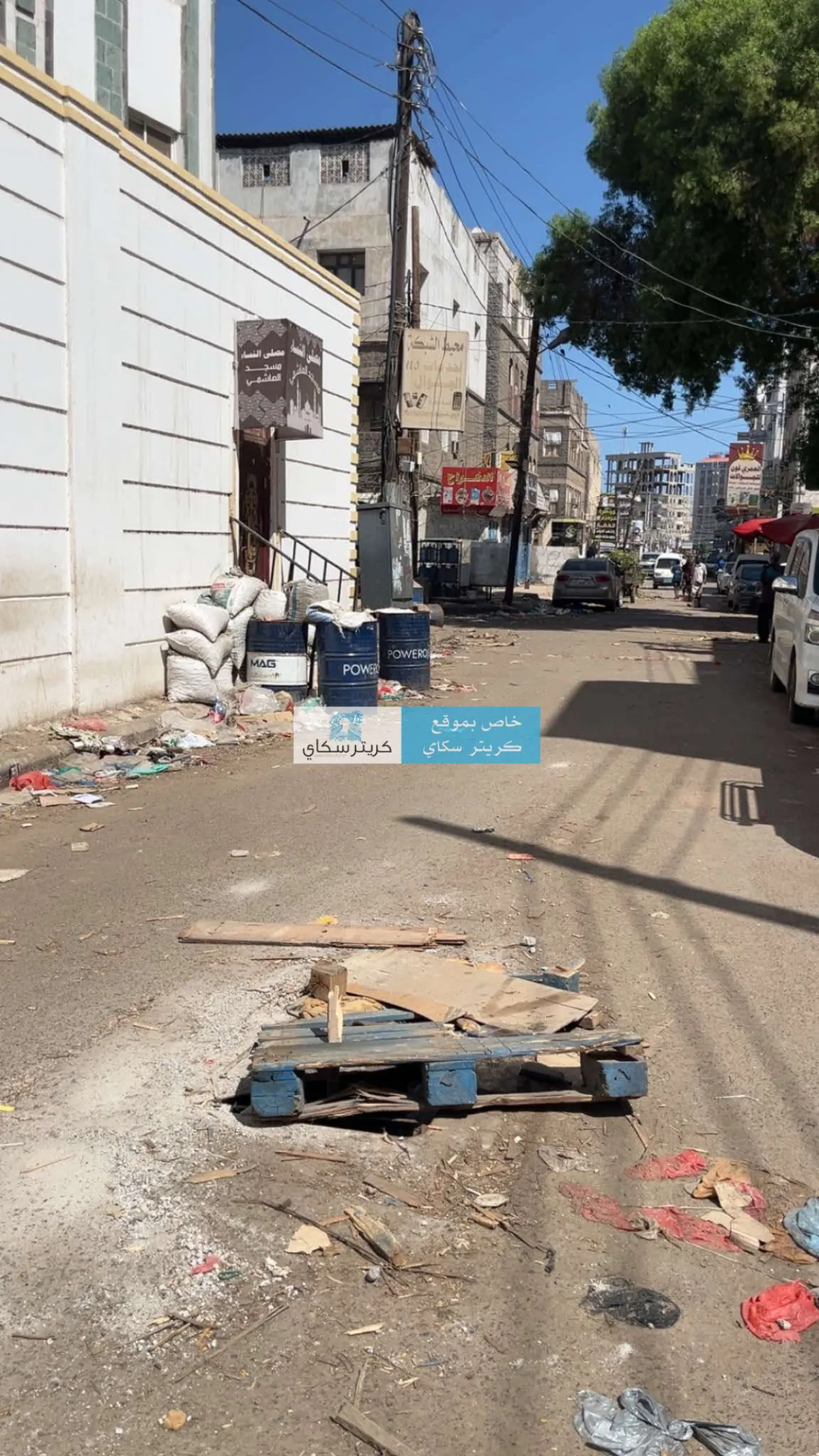 هبوط أرضي مفاجئ أمام مسجد الهاشمي بالشيخ عثمان يثير مخاوف المواطنين