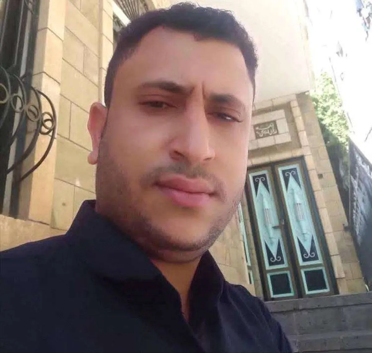 وفاة الصحفي صامد القاضي بعد تعرضه لإطلاق نار داخل محله