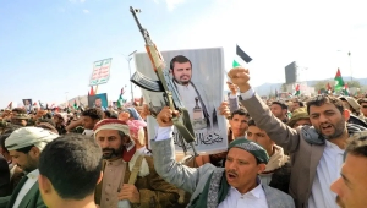 قيادي حوثي يهدد بدخول الحرب دعما لإيران وإغلاق مضيق باب المندب