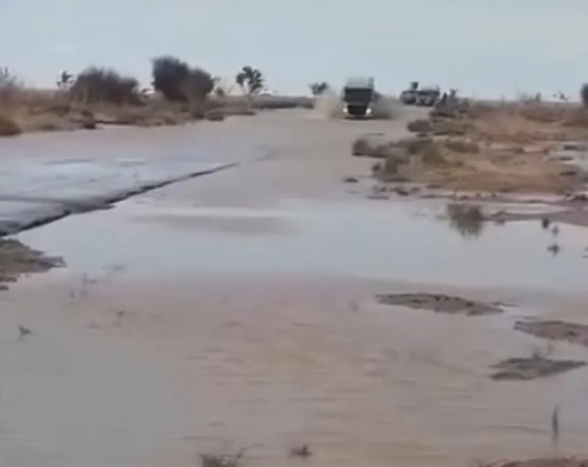 السيول الجارفة تقطع الطريق بين الخوخة والمخا وتشل حركة المركبات في الساحل التهامي