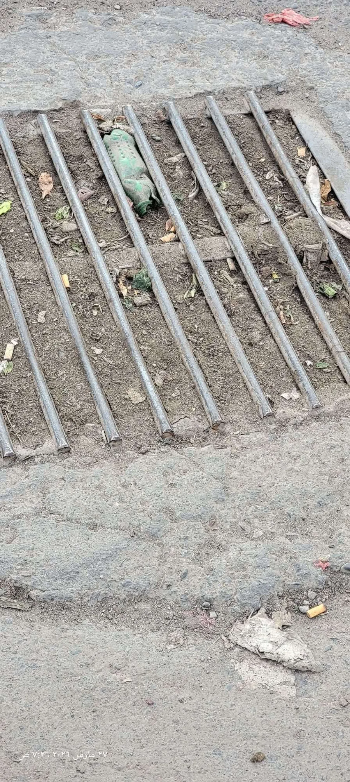 مناهل مسدودة تهدد السلامة في الشارع الرئيسي بالمنصورة