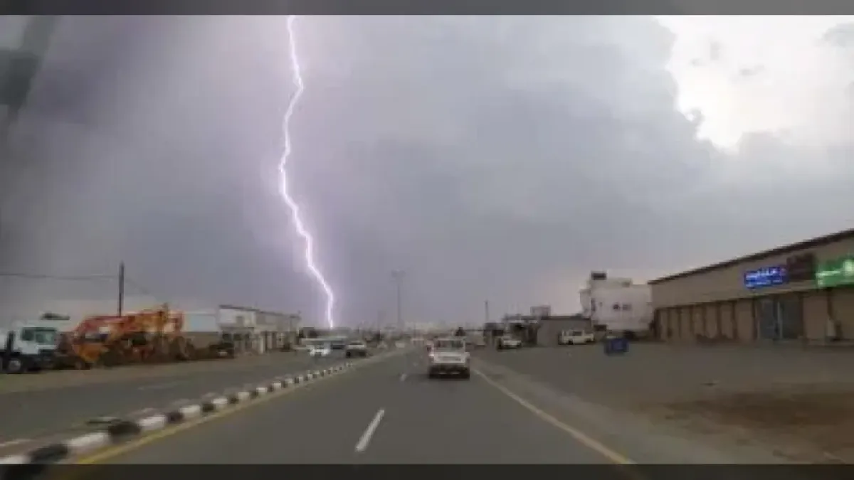 تحذير أحمر واستنفار في السعودية لمواجهة السيول والصواعق الرعدية