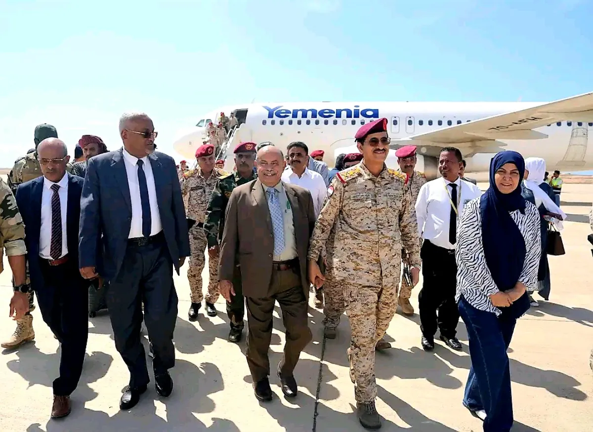 بينهم وزير الدفاع.. وفد حكومي رفيع يصل المكلا لبحث الأوضاع الأمنية والتنموية بحضرموت