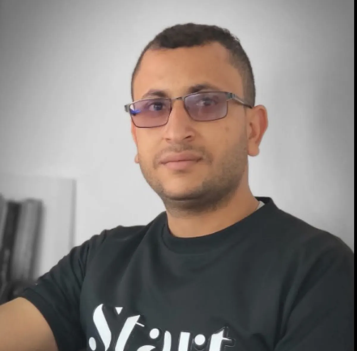 رصاصة تهز تعز.. اغتيال الصحفي عبدالصمد القاضي في محله وسط فرار الجناة