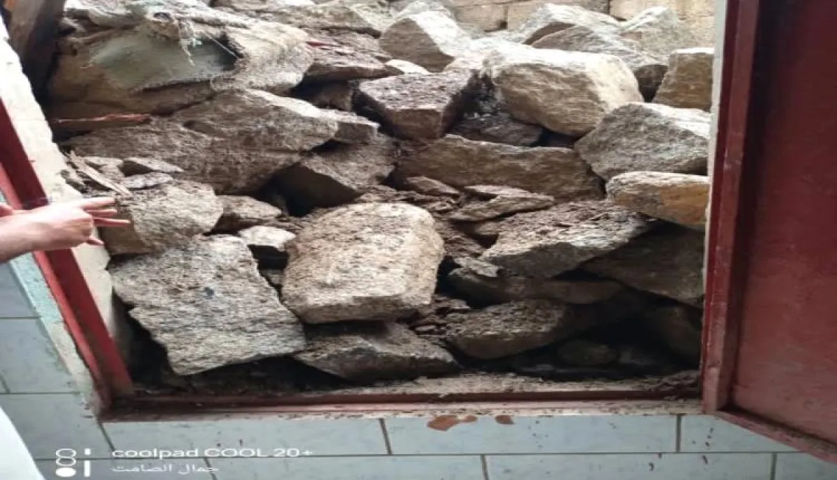 كارثة كادت تتحول لمجزرة في تعز.. انهيار جدار يدفن منازل ويترك 13 طفلا وامرأة على حافة الموت