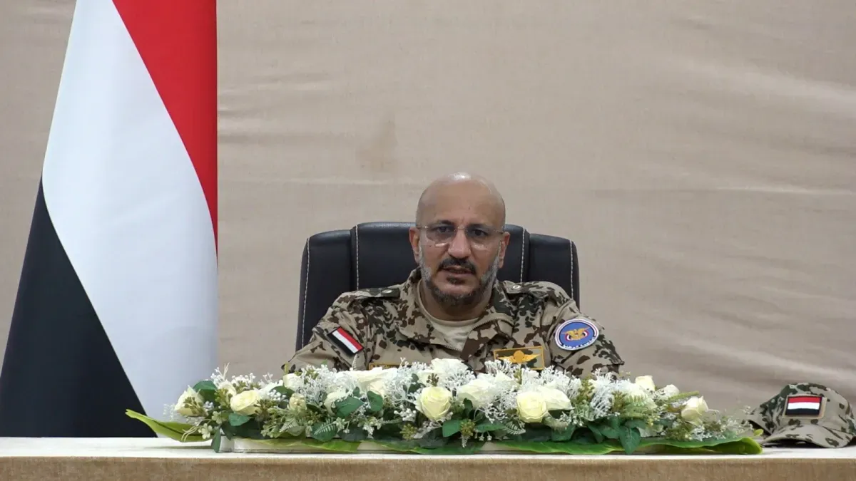 الفريق طارق صالح يوجه السلطات المحلية والقيادة العسكرية والخلية الإنسانية بمباشرة مساعدة منكوبي السيول