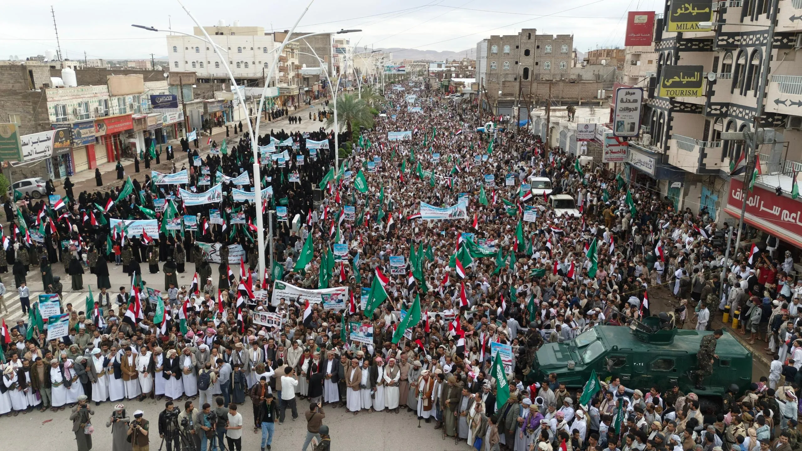 وقفة شعبية كبرى في مأرب تندد بالاعتداءات الإيرانية على السعودية والدول العربية