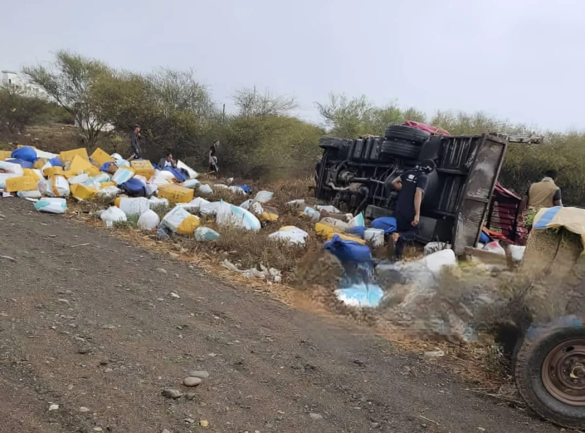 انقلاب سيارة محملة بالقات يودي بحياة شخص ويصيب آخرين في حادث مروري