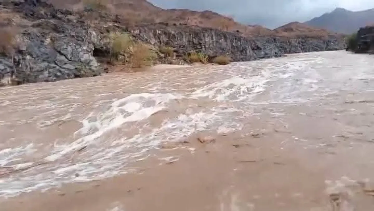 سيول جارفة تقطع طرقاً رئيسية في شبوة شرق اليمن 