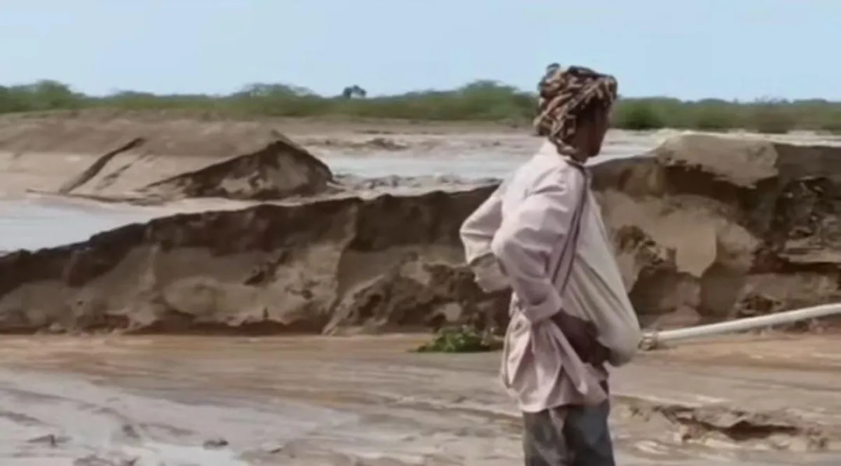 سيول جارفة تتدفق من شرق المخا نحو البحر وتحذيرات عاجلة للسكان