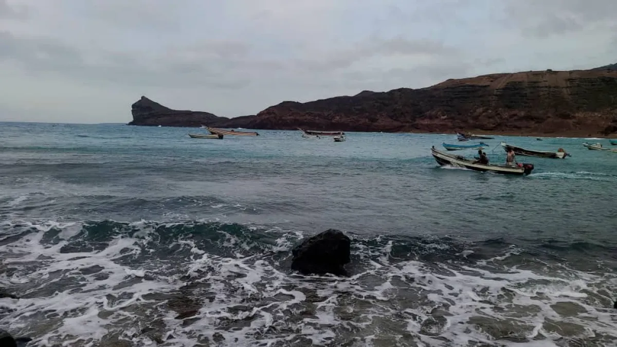 تحذيرات عاجلة للصيادين في البحر الأحمر وباب المندب مع اضطراب الموج وأمطار رعدية على السواحل اليمنية