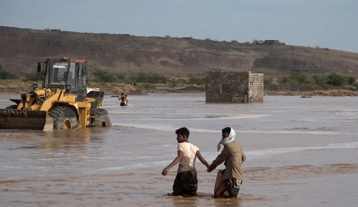 العليمي يوجه بتكثيف جهود الإغاثة وفتح الطرقات في المناطق المتضررة من السيول