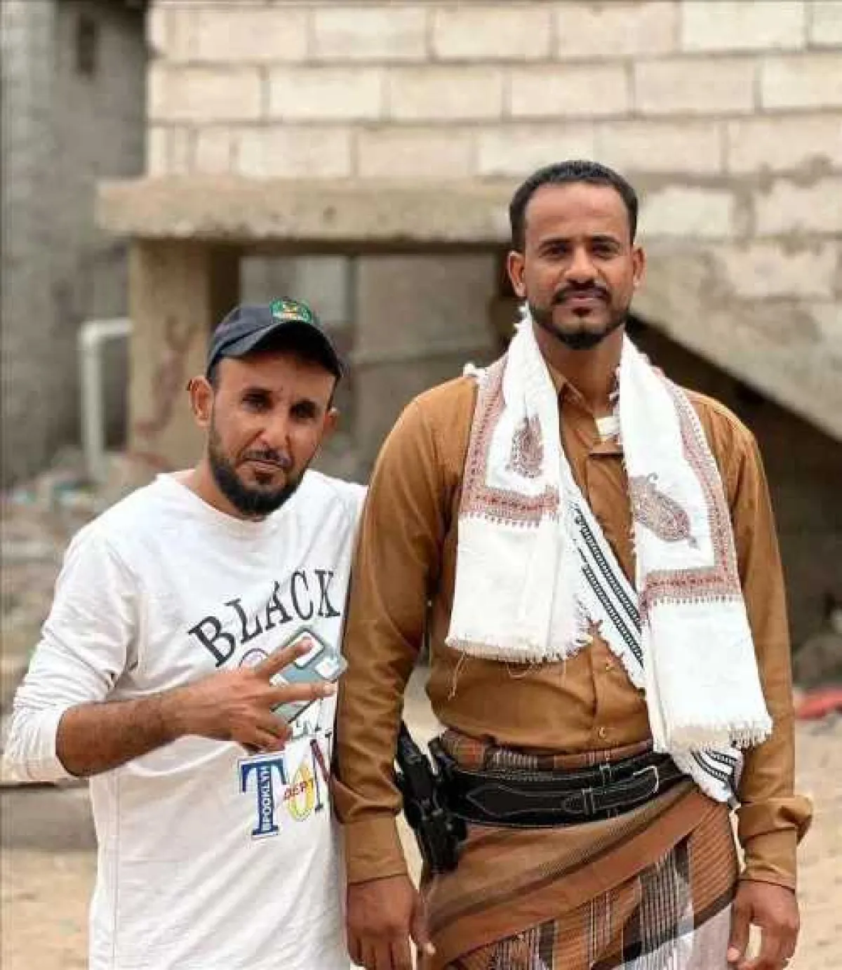 ضابط شرطة عسكرية يُحدث موجة من الإعجاب بضبط النفس أمام اعتداء صارخ