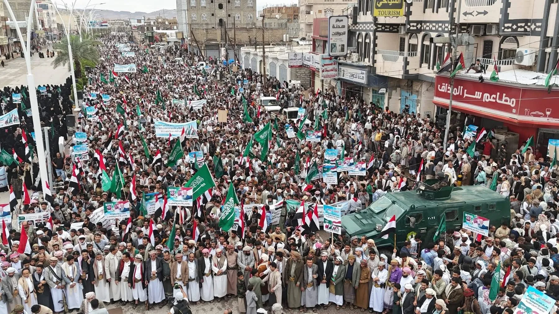 مأرب.. حشد جماهيري كبير يندد بالاعتداءات الإيرانية على المملكة والدول العربية